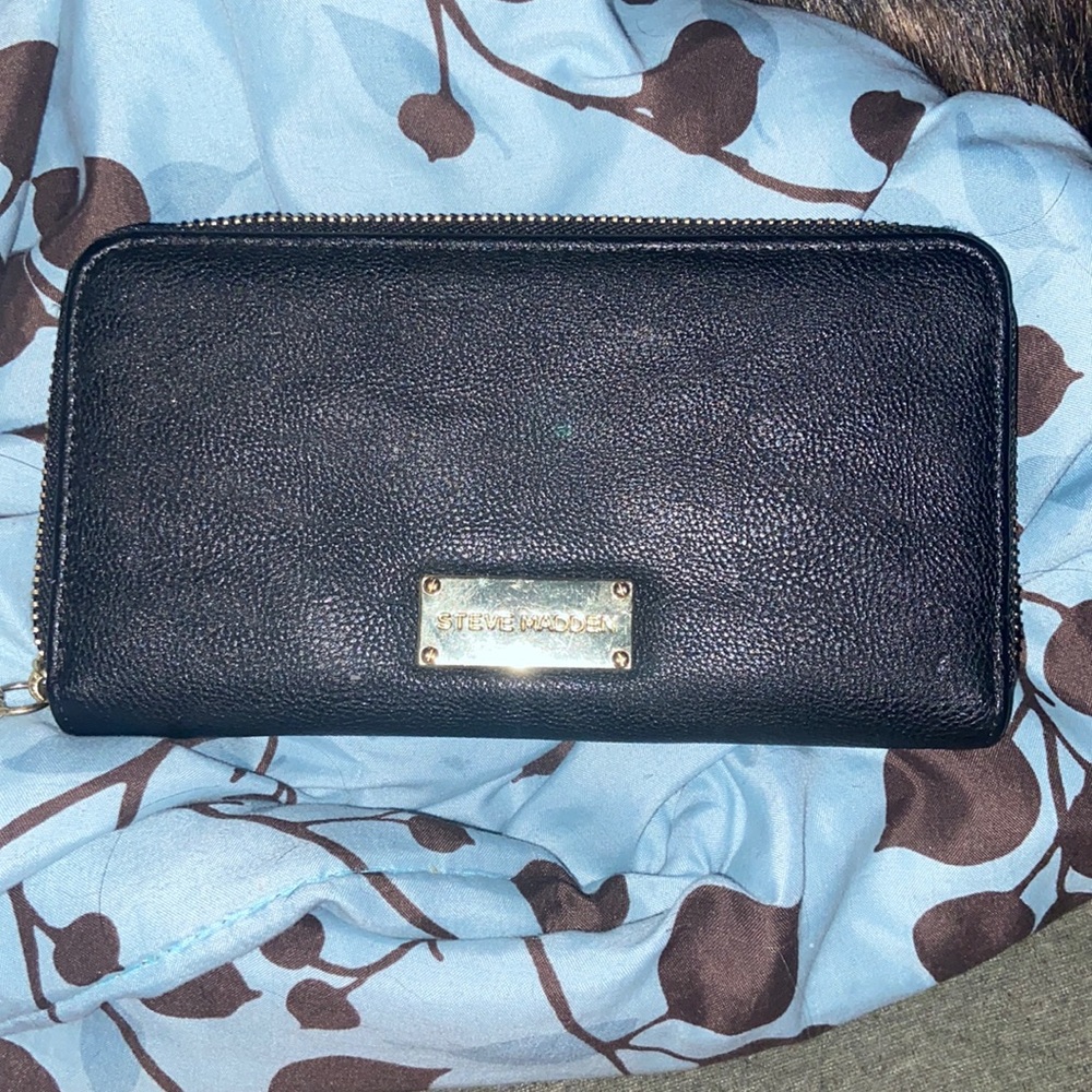 Steve Madden zip around wallet